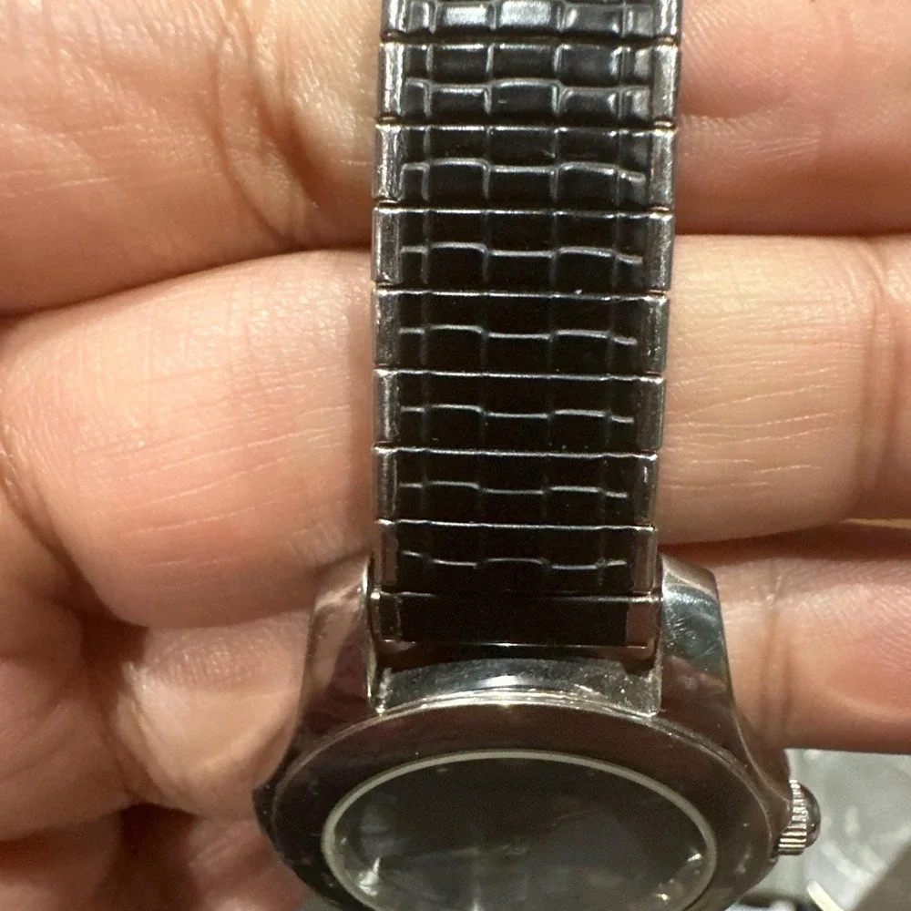 Runs Wenger Silver Tone Gray Dial Black Stretch Band Analog Watch 0922040 Unisex